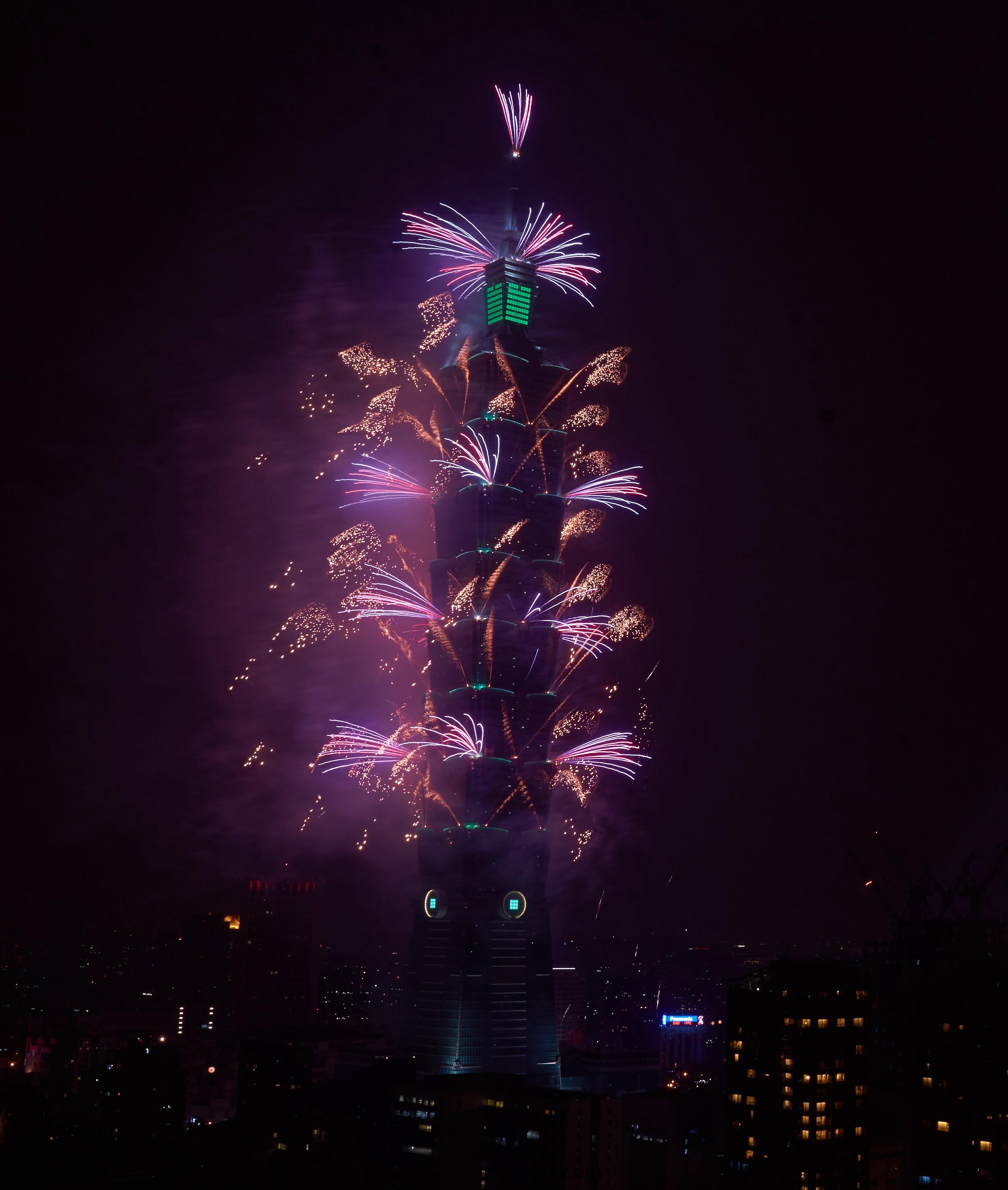 【新(xin)聞(wen)圖(tu)片】飛(fei)利浦炤(zhao)明助力(li)檯(tai)北101打(da)造檯(tai)灣(wan)綠(lv)色(se)地標 (2).jpg